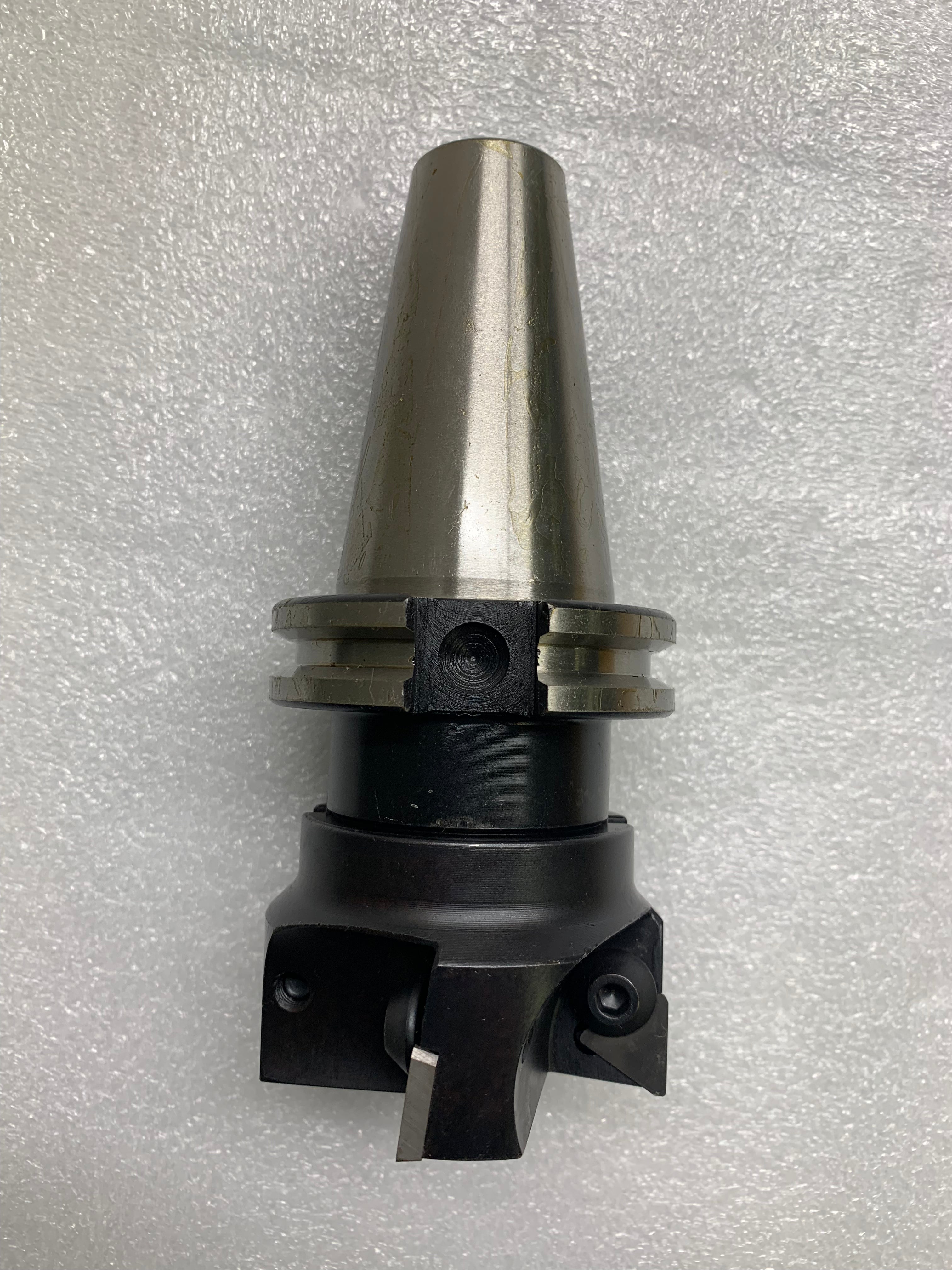 3/4'' Caterpillar V-Flange CAT40 Shell Mill Holder with a 2-1/2'' 90-deg Indexable Face Mill #7102-2516